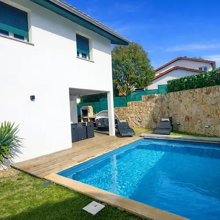 D'exception Avec Piscine Chauffee A Βίλα