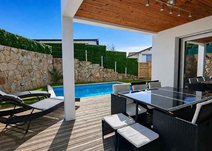 Villa D'exception Avec Piscine Chauffée à *